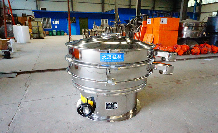 全不銹鋼振動篩采用304不銹鋼材質，利用不銹鋼材質的耐氧化，防腐蝕的特點，實現物料的篩分目的。