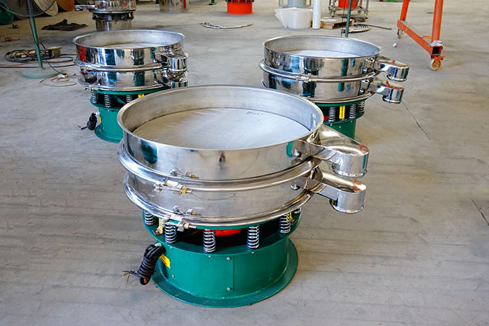 玉米淀粉振動篩分機的特點：產品的振動頻率高，振幅大，可篩分物料比較廣泛，采用304不銹鋼材質，對于物料篩分有一定的優勢。