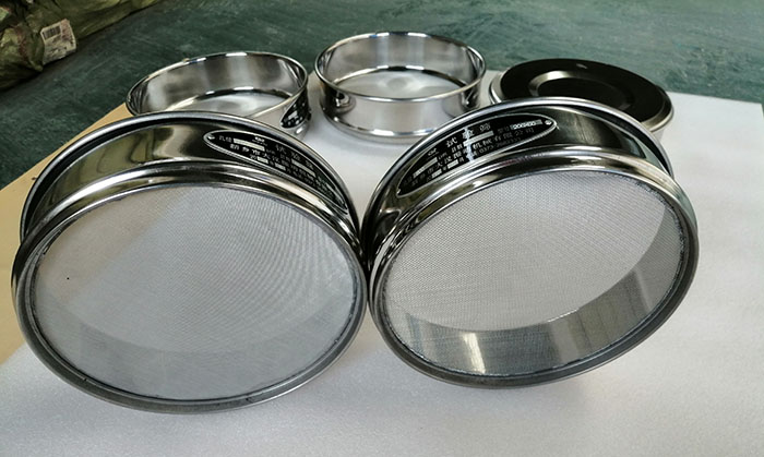 直徑75mm試驗篩采用的304不銹鋼材質適用于很多行業。